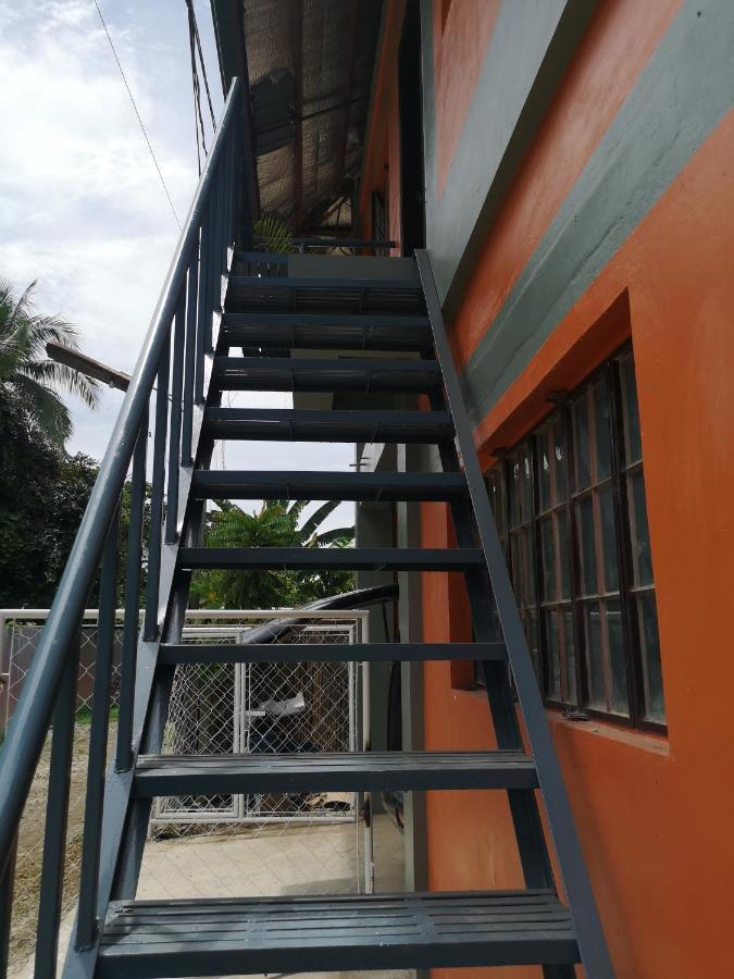 Estrelle Orange House - Backpackers Hub Apartment Puerto Princesa Exterior photo